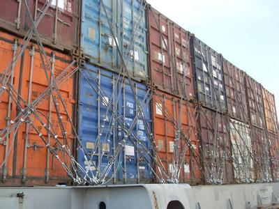 22层楼高的海运集装箱船风波中屹立不倒是什么缘故原由？？？？？